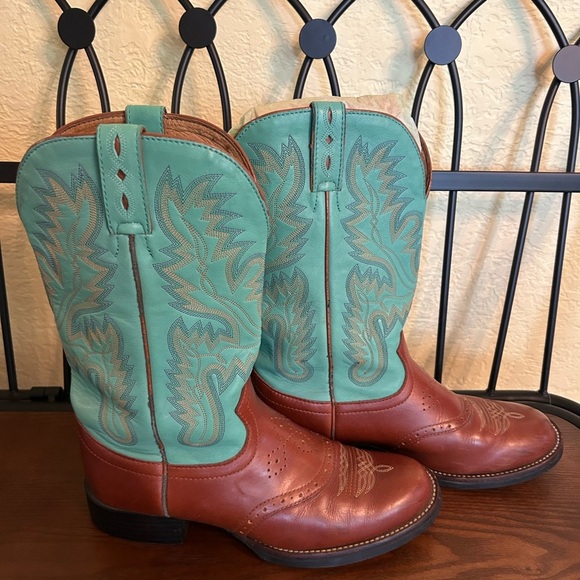 Justin Cowboy Boots with Decorative Stitching - Picture 4 of 12